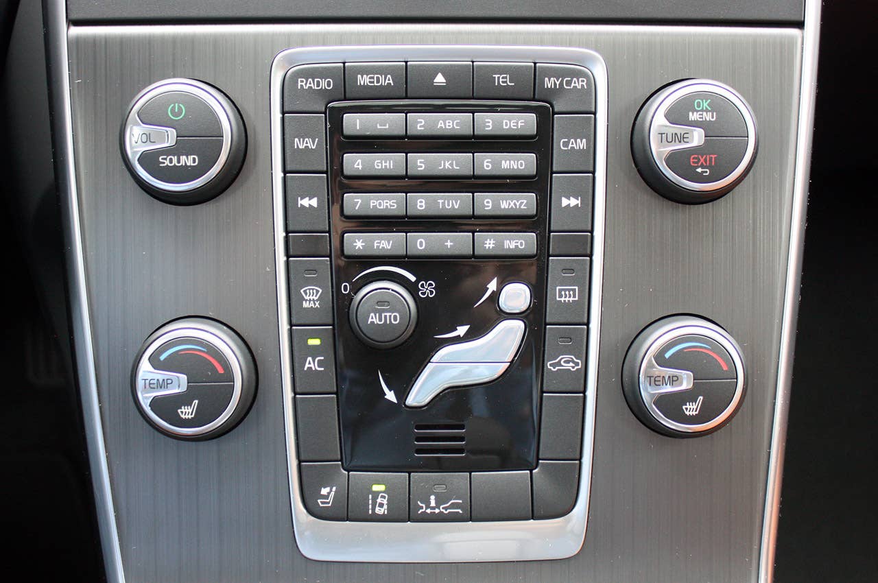2011 Volvo S60 interior