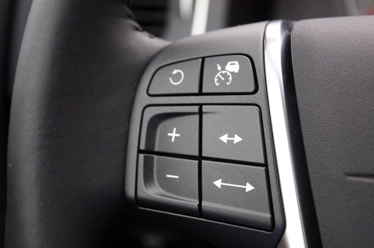 2011 Volvo S60 steering wheel detail