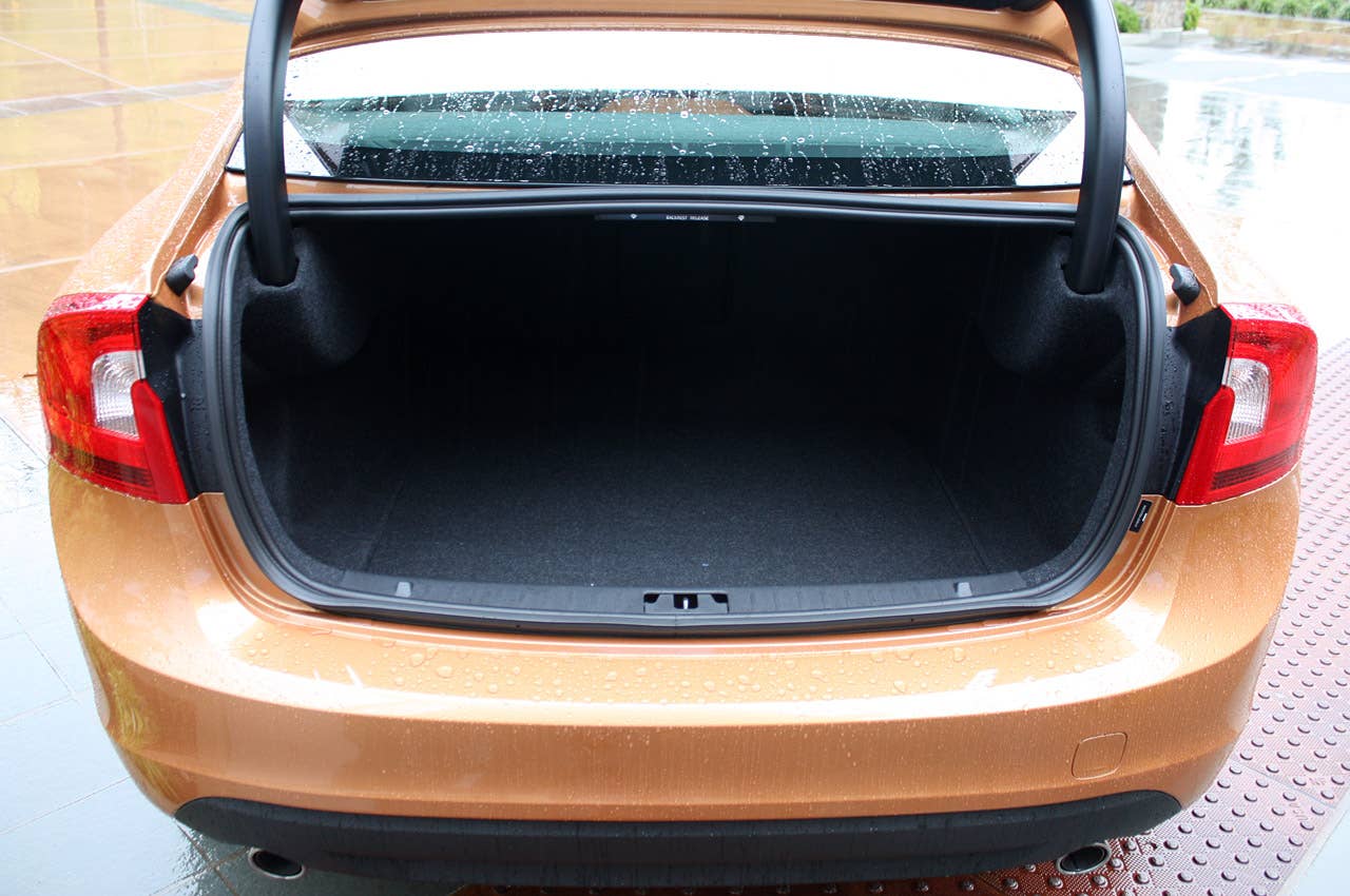 2011 Volvo S60 trunk