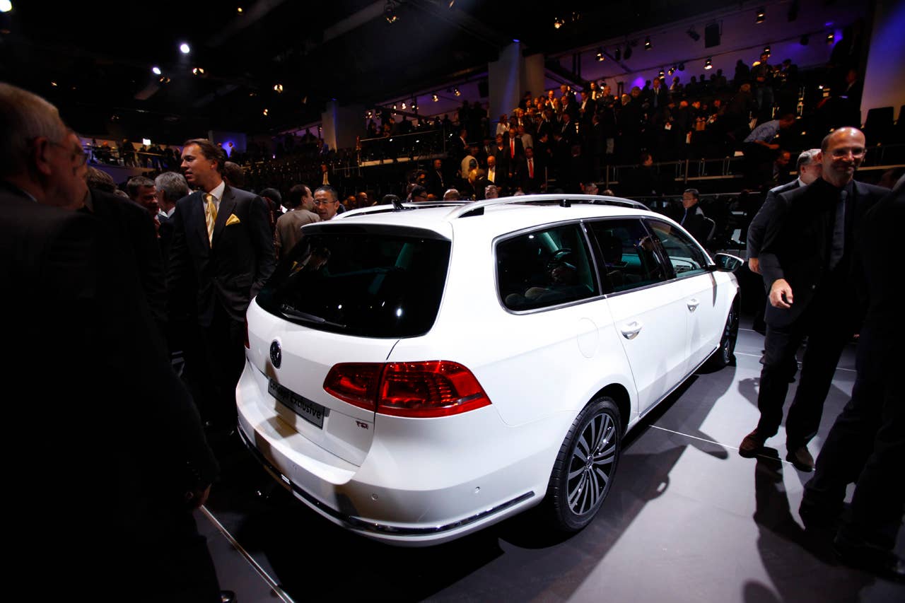 2011 Volkswagen Passat Wagon rear 3/4
