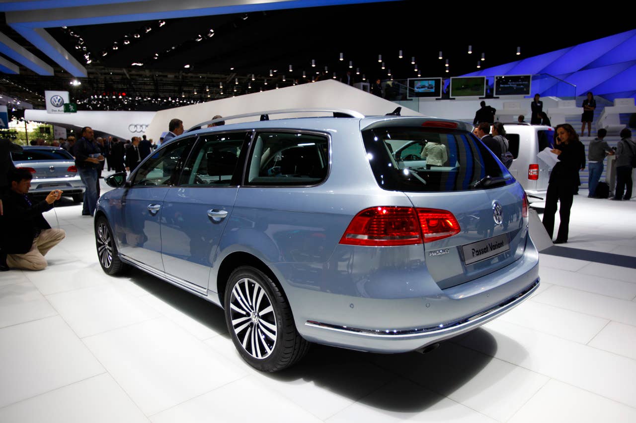 2011 Volkswagen Passat Wagon rear 3/4