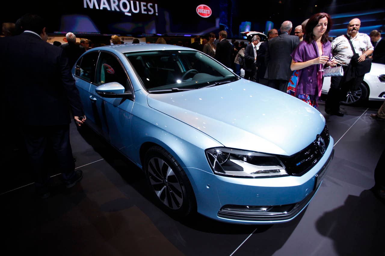 2011 Volkswagen Passat front 3/4