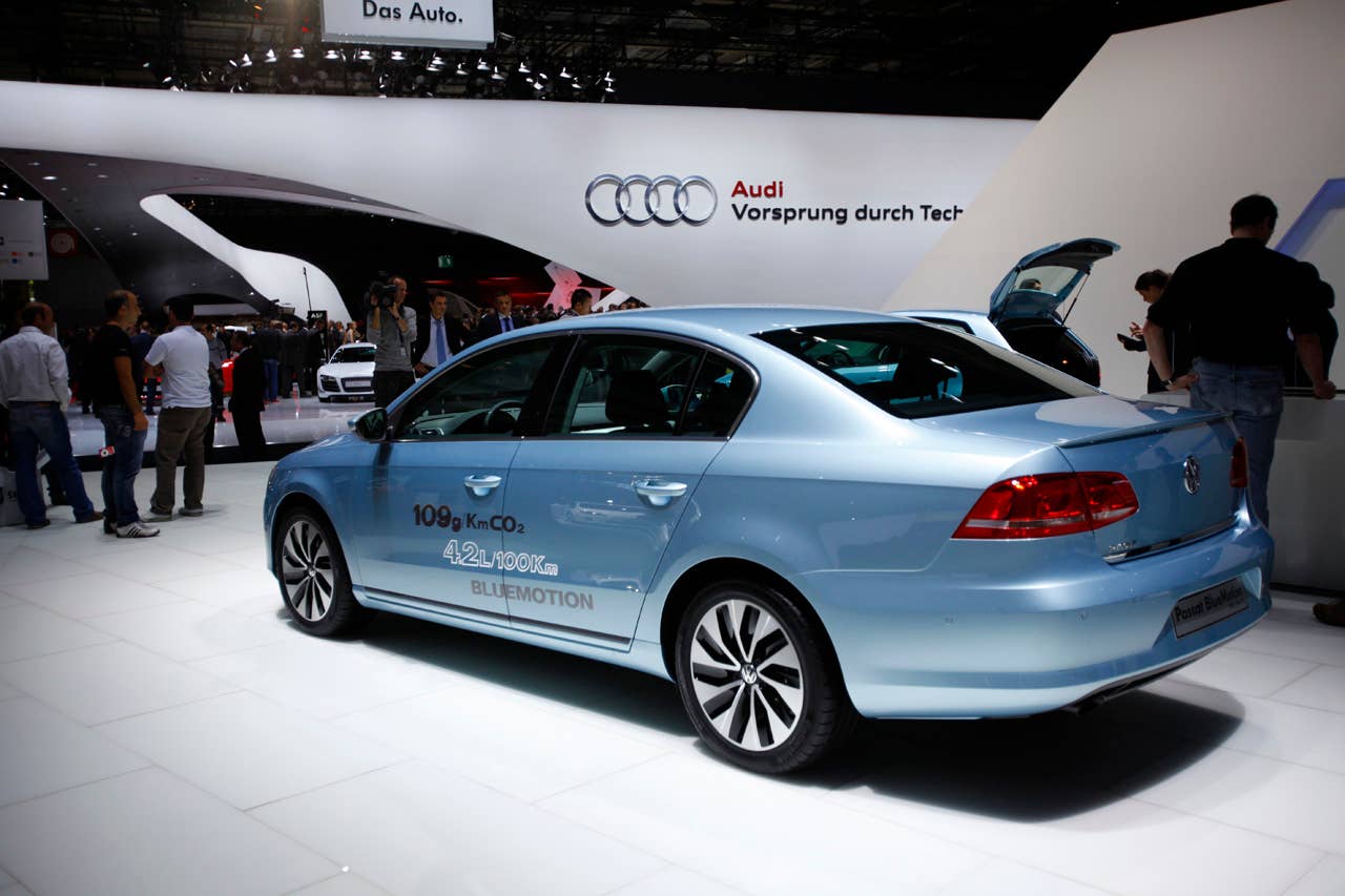 2011 Volkswagen Passat rear 3/4