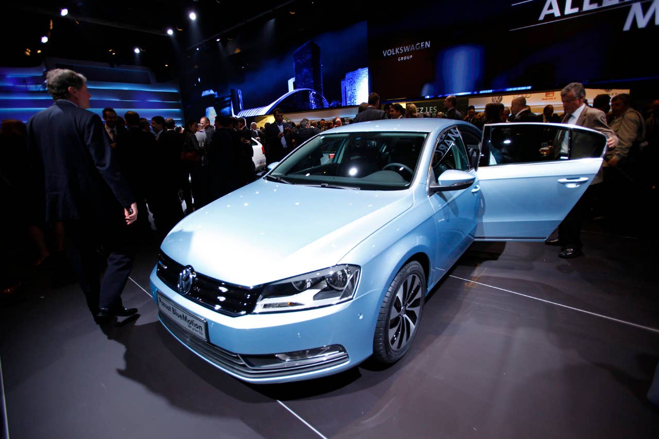 2011 Volkswagen Passat front 3/4