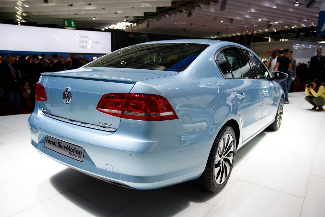 2011 Volkswagen Passat rear 3/4