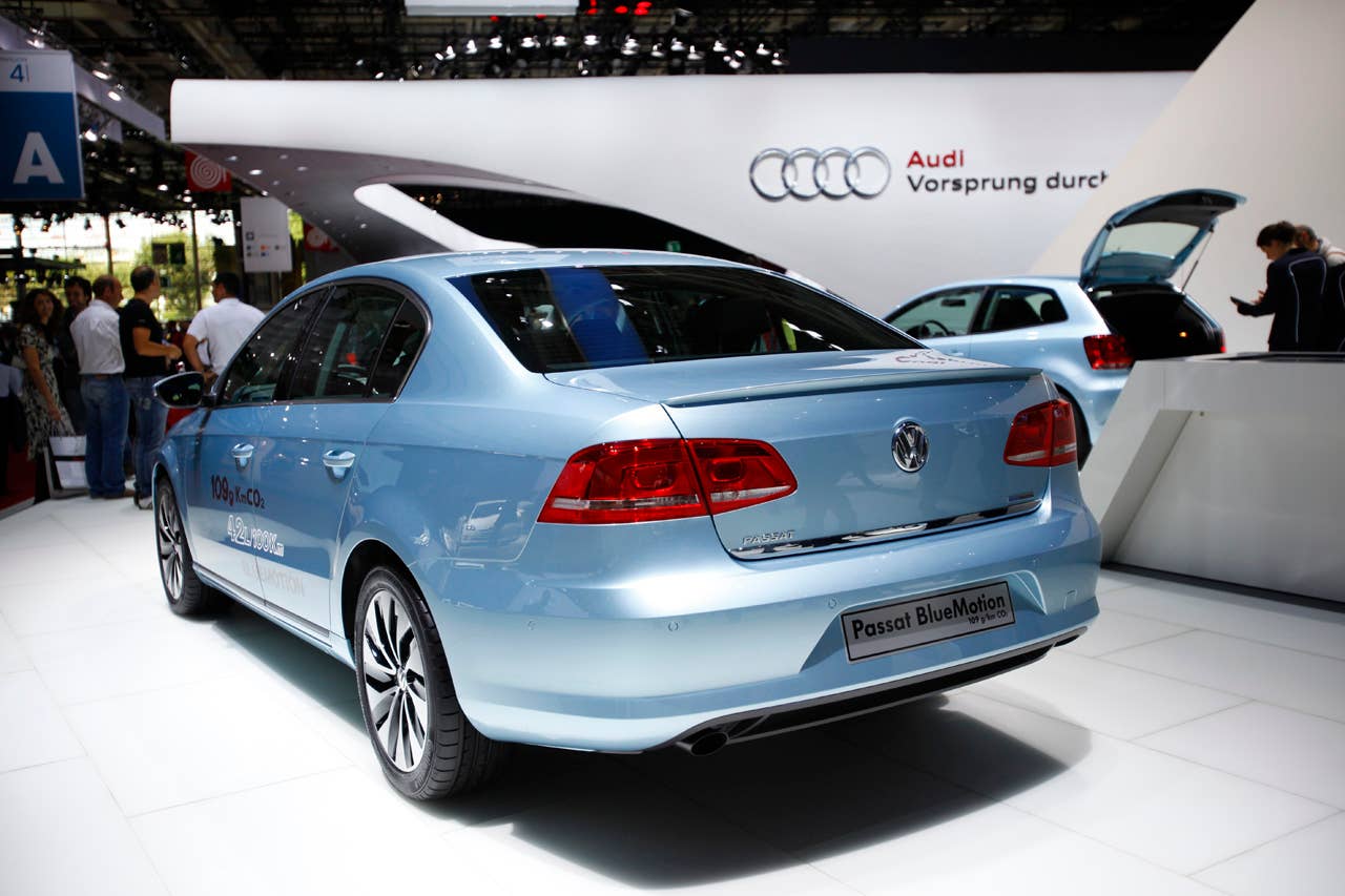 2011 Volkswagen Passat rear 3/4
