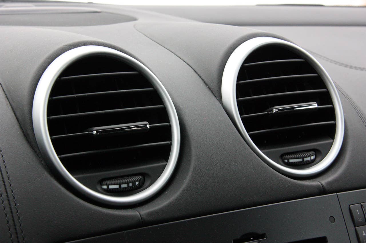 2011 Mercedes-Benz ML63 AMG dash vents