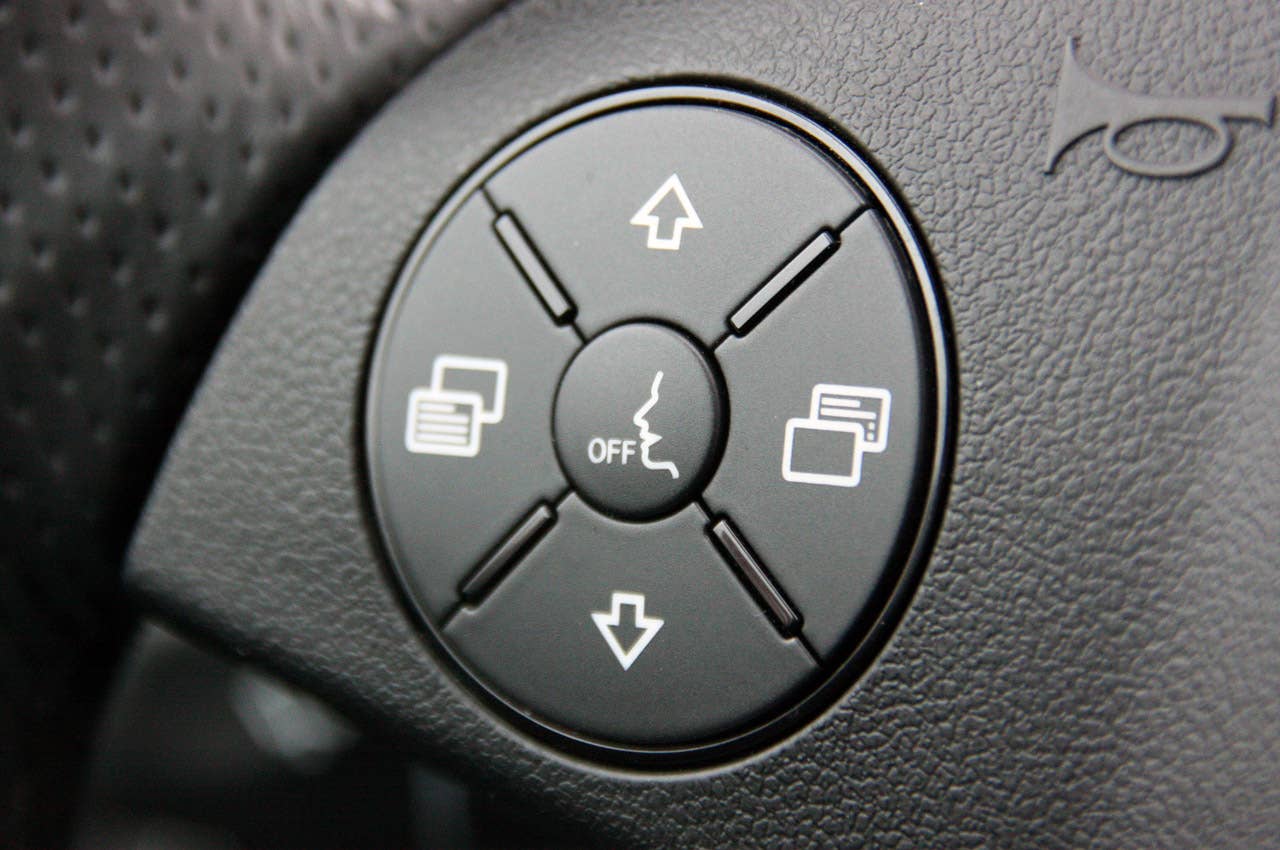 2011 Mercedes-Benz ML63 AMG steering wheel controls