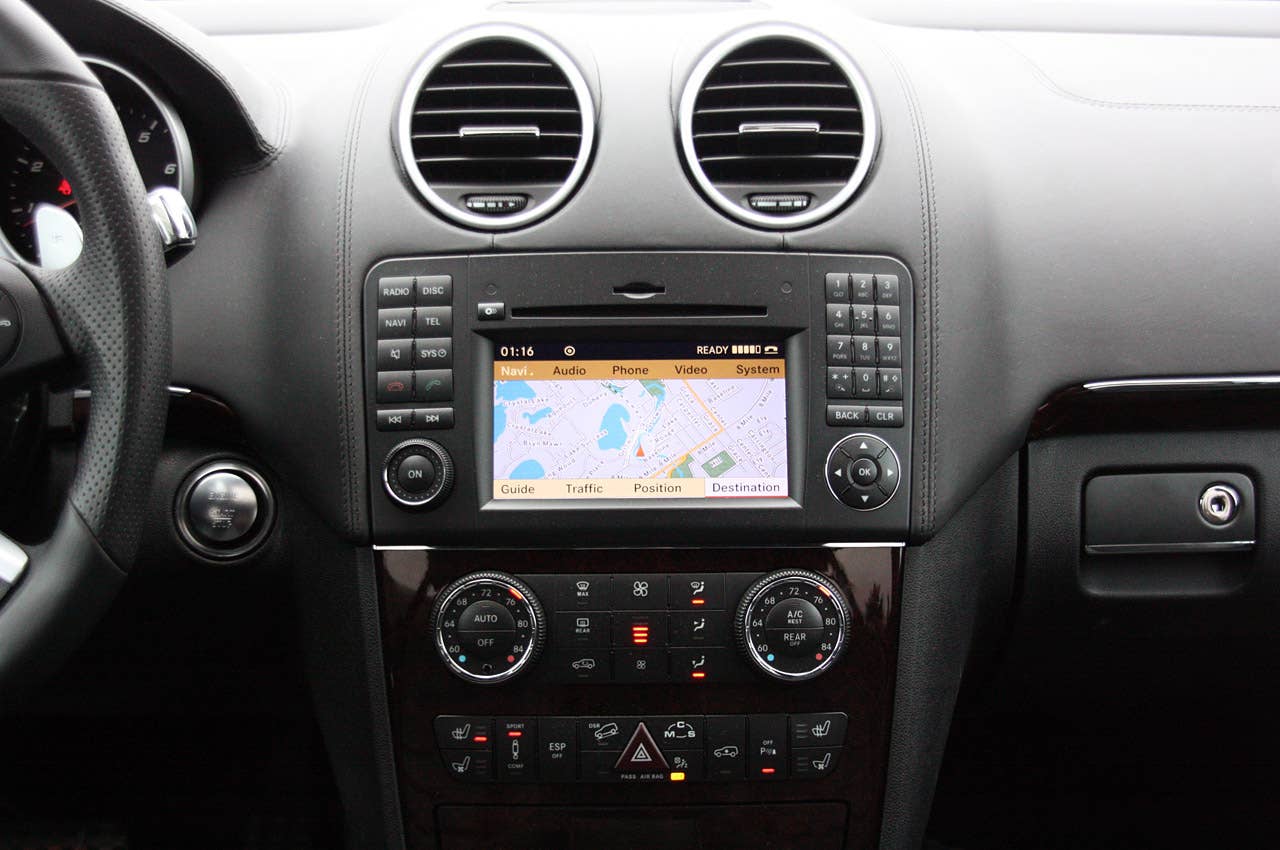 2011 Mercedes-Benz ML63 AMG instrument panel