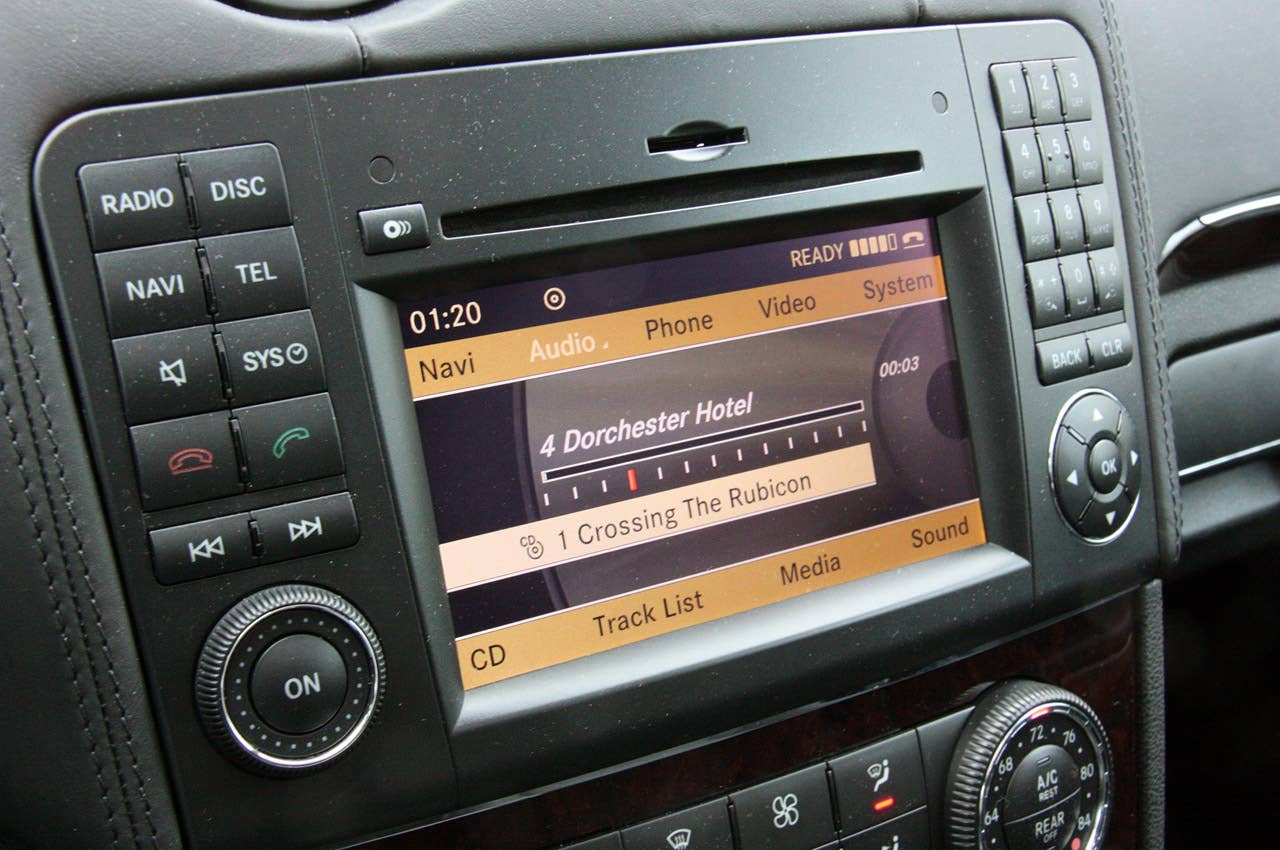 2011 Mercedes-Benz ML63 AMG audio system