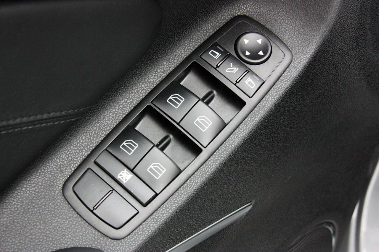 2011 Mercedes-Benz ML63 AMG door controls