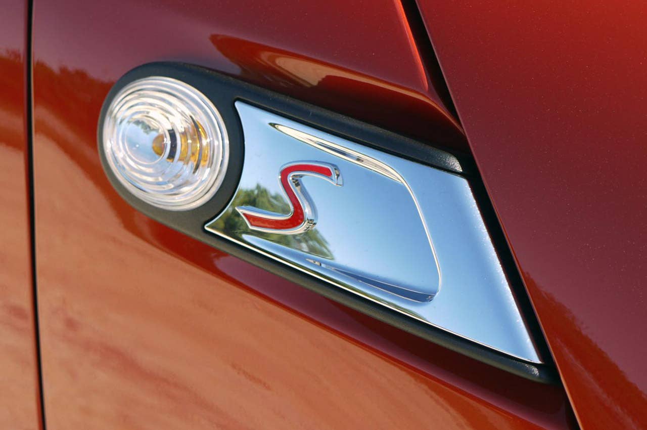2011 Mini Cooper emblem
