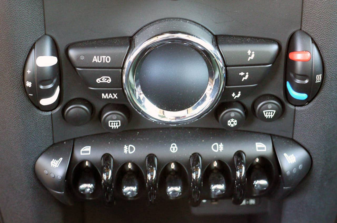 2011 Mini Cooper instrument panel