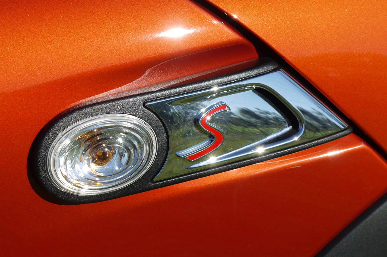 2011 Mini Cooper emblem
