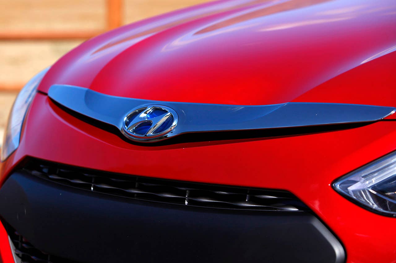 2011 Hyundai Sonata Hybrid emblem