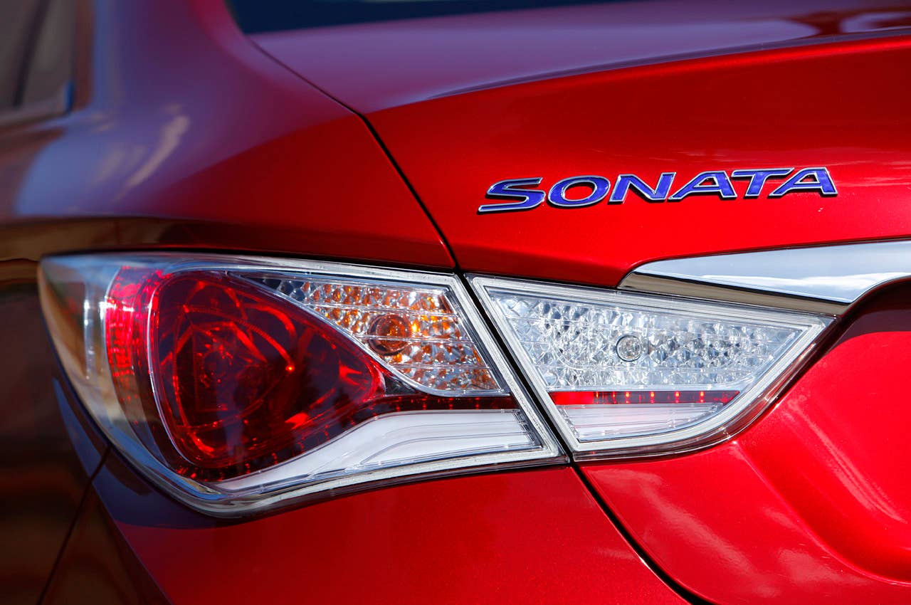 2011 Hyundai Sonata Hybrid taillight