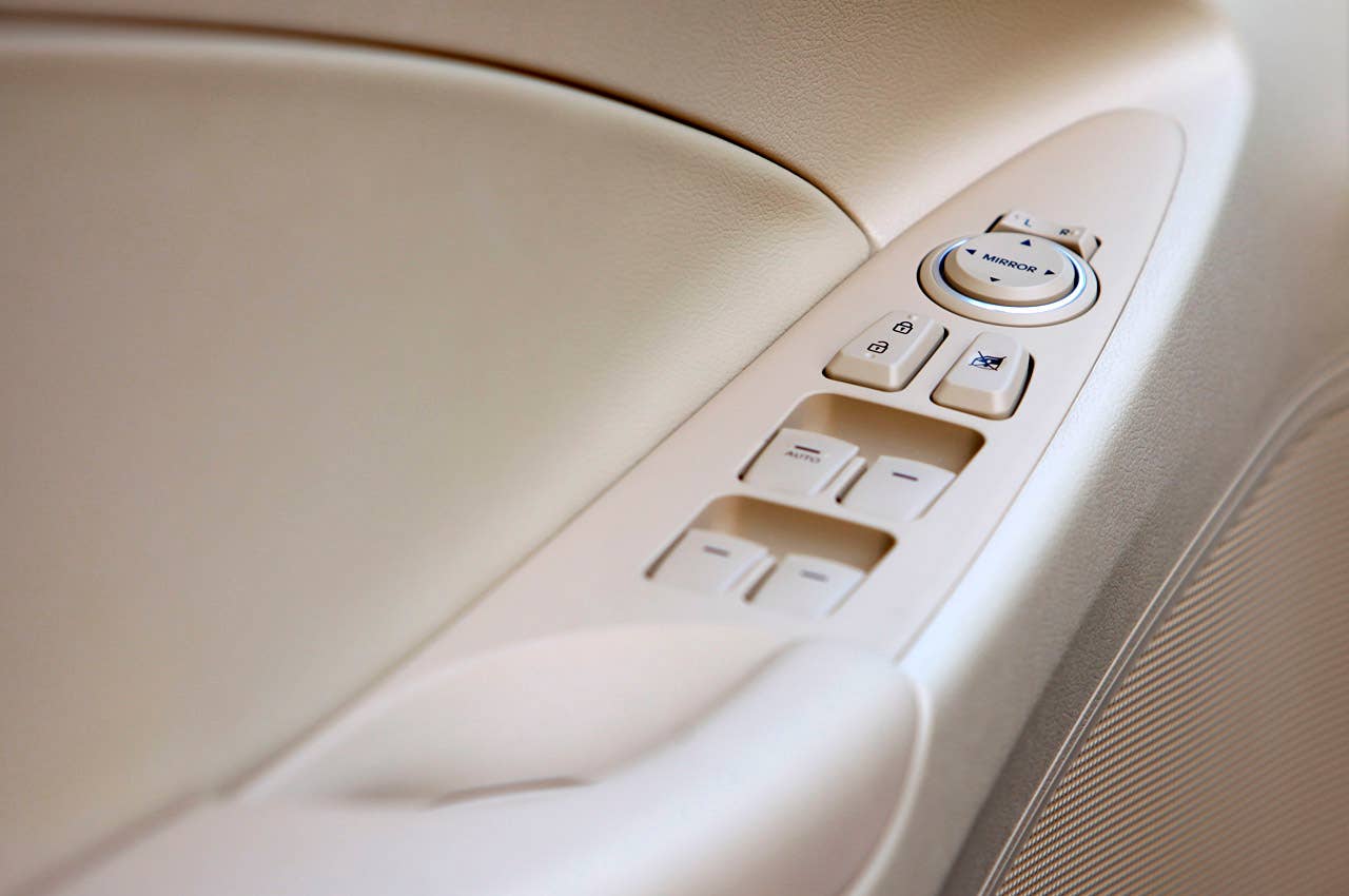 2011 Hyundai Sonata Hybrid door controls