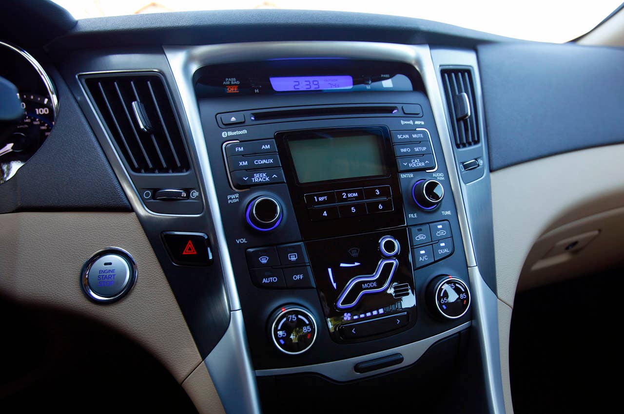 2011 Hyundai Sonata Hybrid instrument panel
