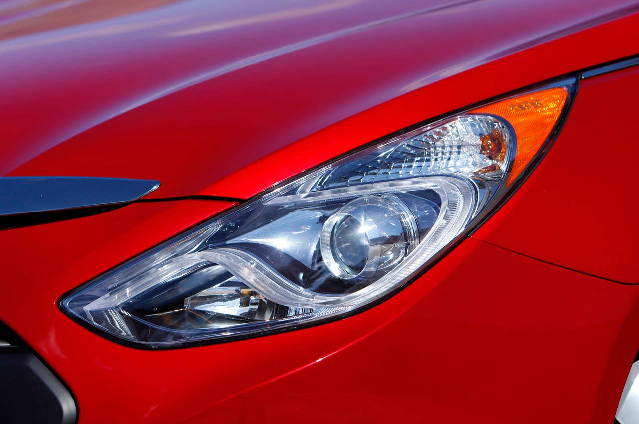 2011 Hyundai Sonata Hybrid headlight