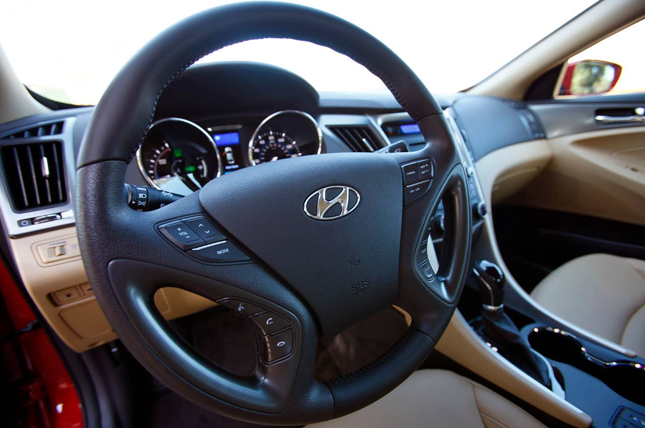 2011 Hyundai Sonata Hybrid steering wheel