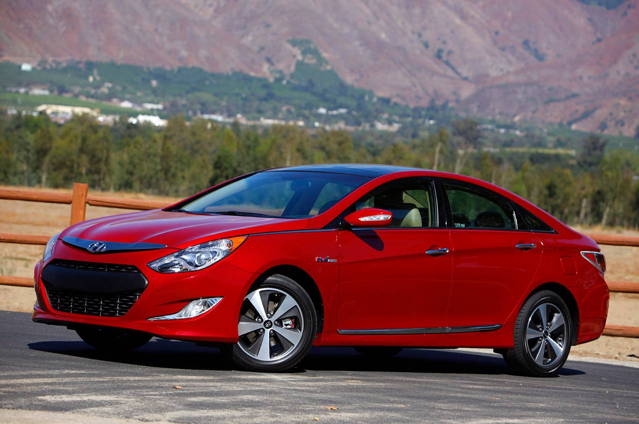 2011 Hyundai Sonata Hybrid front 3/4 view