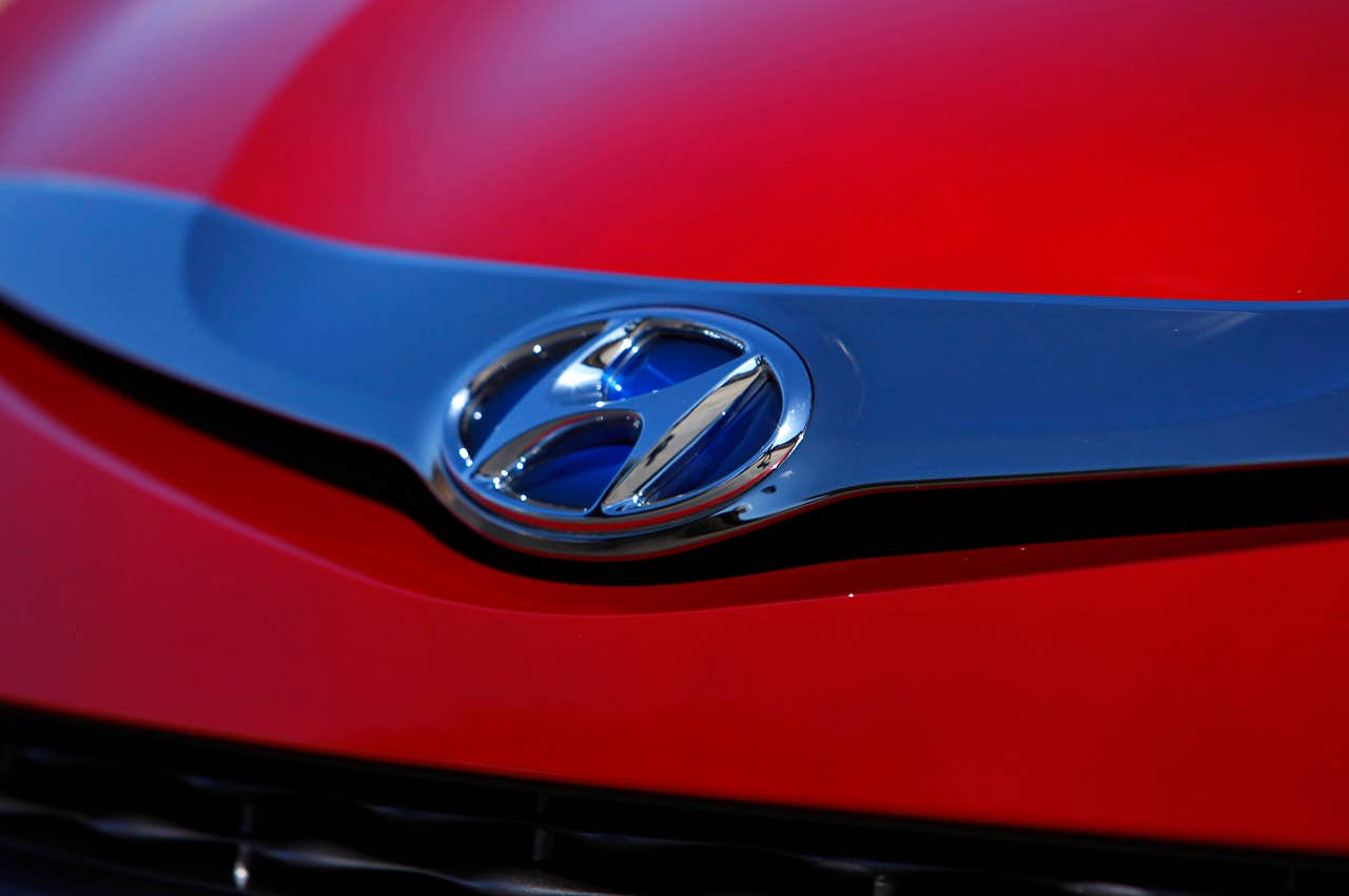 2011 Hyundai Sonata Hybrid emblem