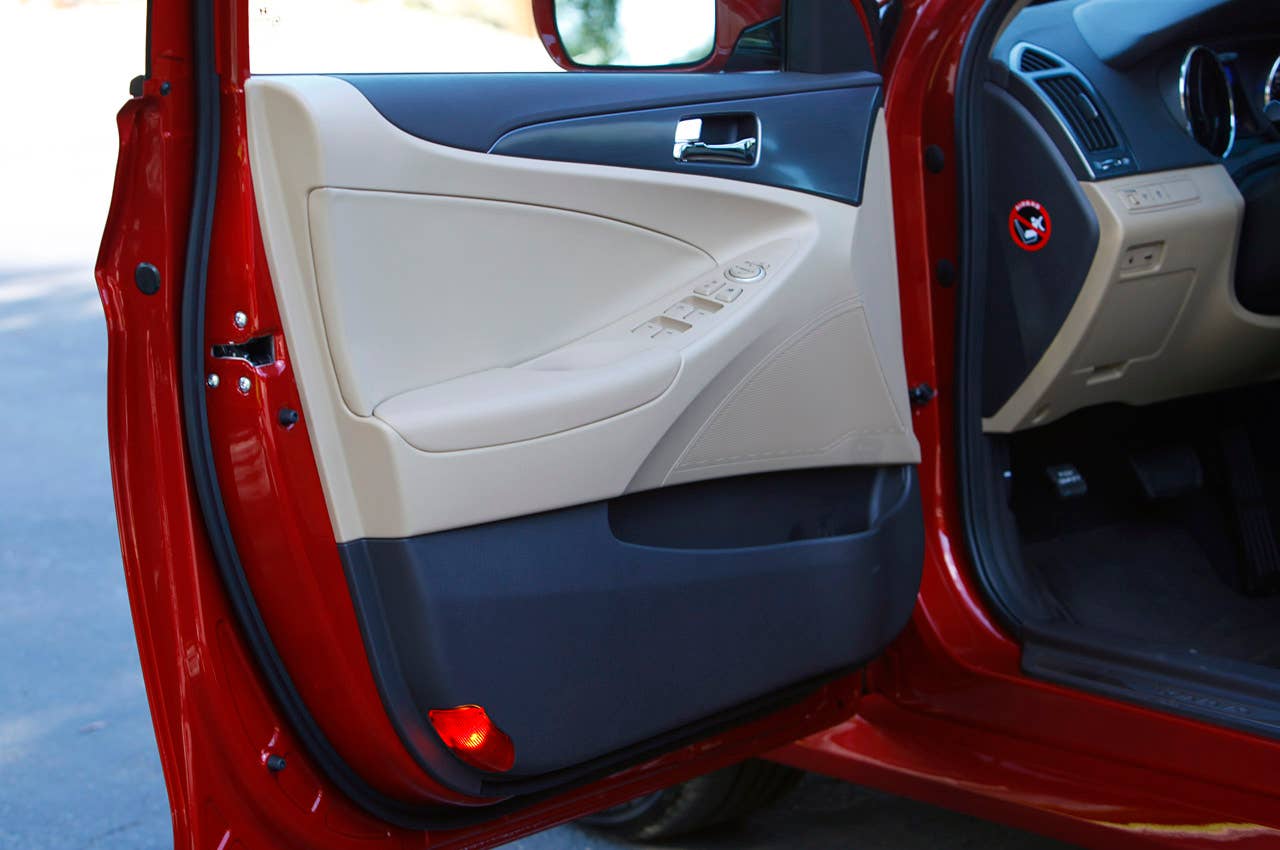 2011 Hyundai Sonata Hybrid door panel