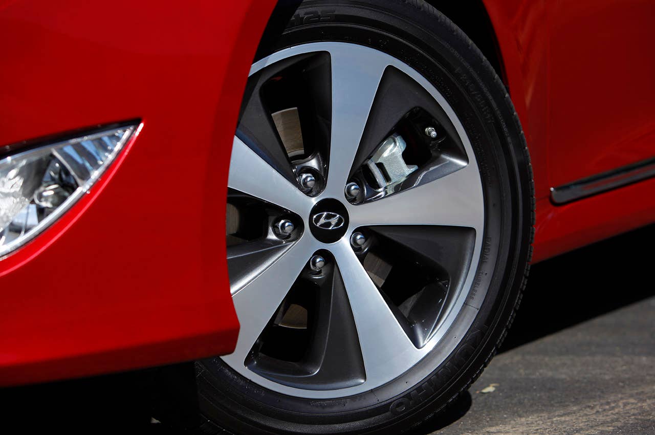 2011 Hyundai Sonata Hybrid wheel