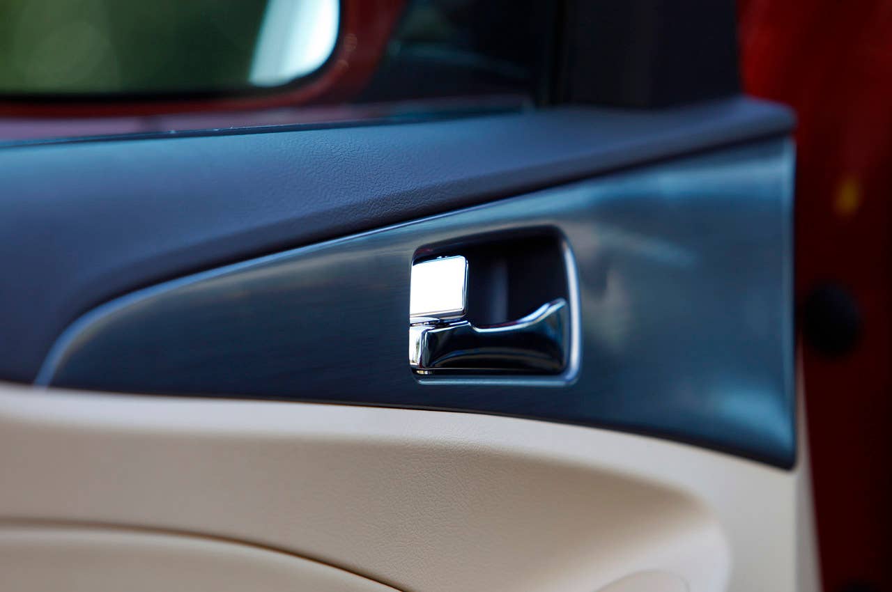 2011 Hyundai Sonata Hybrid door trim