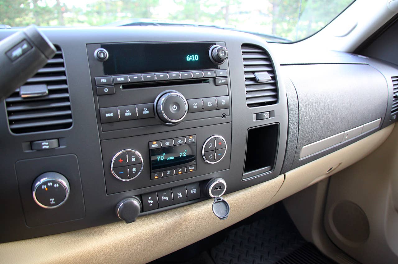 2011 GMC Sierra 3500HD SLE stereo and HVAC controls