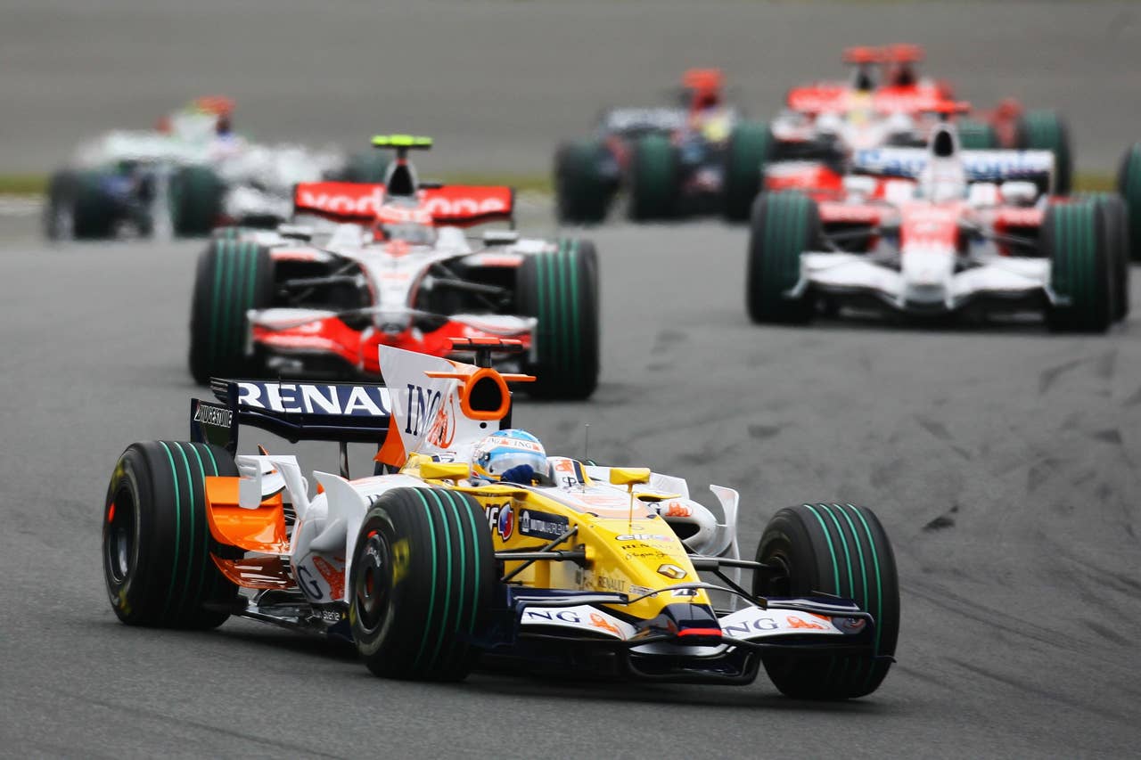SHIZUOKA, JAPAN - OCTOBER 12: Fernando Alonso of Spain and Renault drives during the Japanese Formula One Grand Prix at the Fuji Speedway on October 12, 2008 in Shizuoka, Japan. (Photo by Clive Mason/Getty Images)