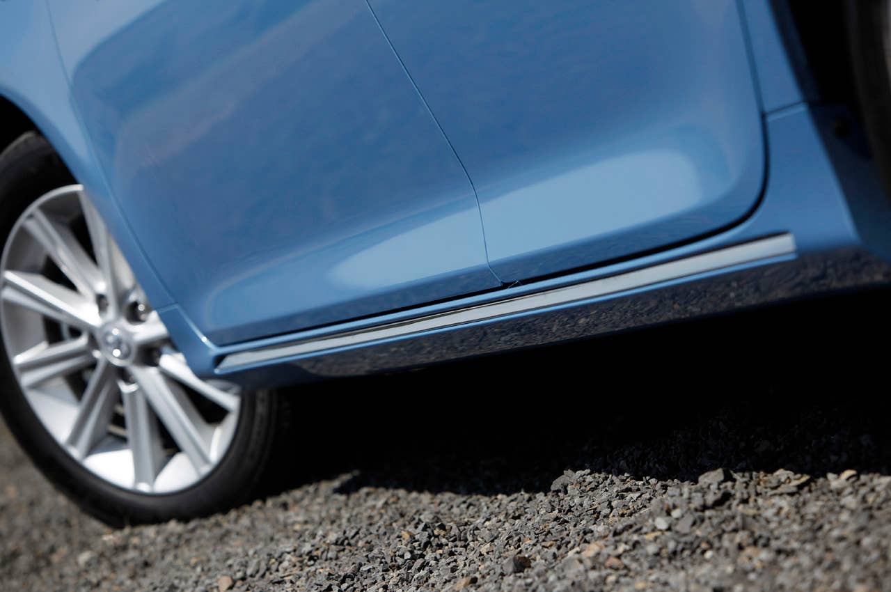 2012 Toyota Camry Hybrid side trim