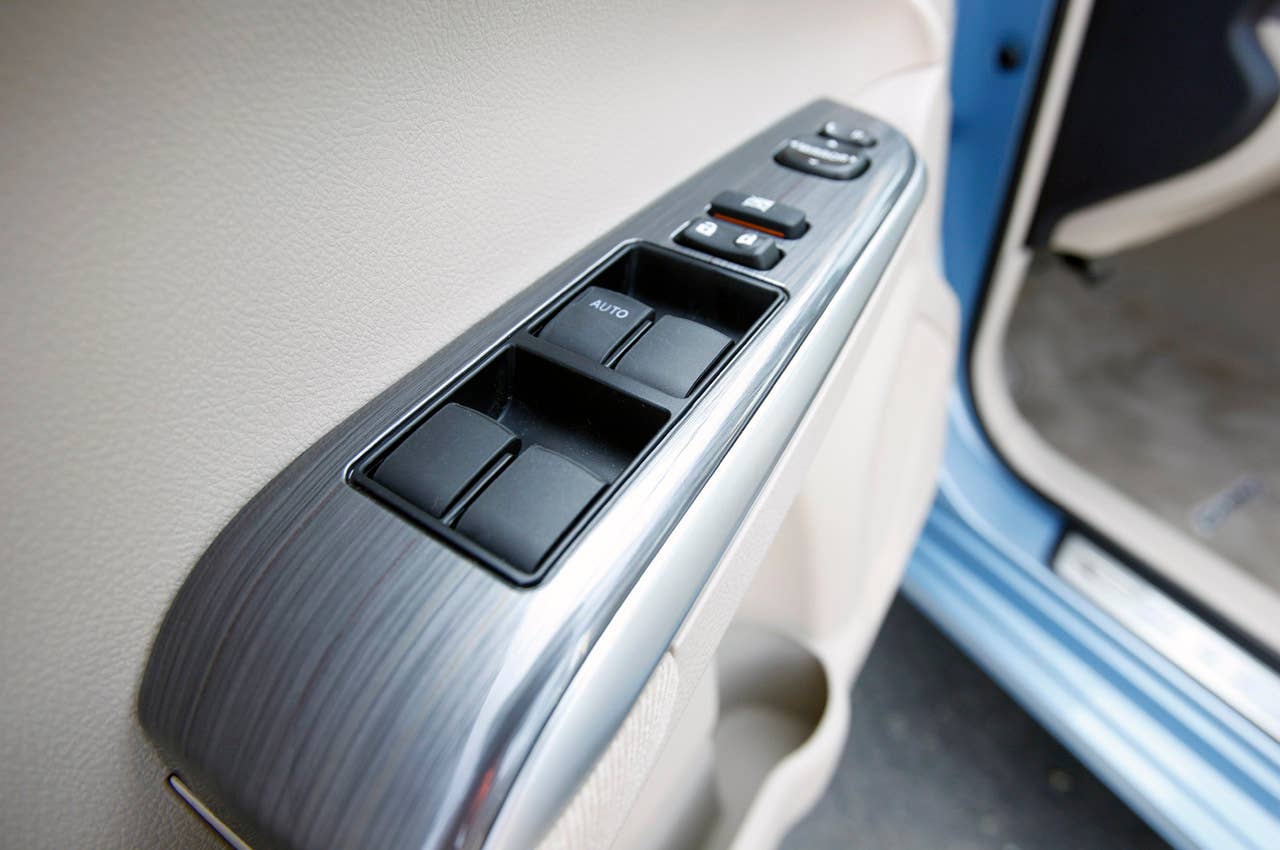 2012 Toyota Camry Hybrid door controls