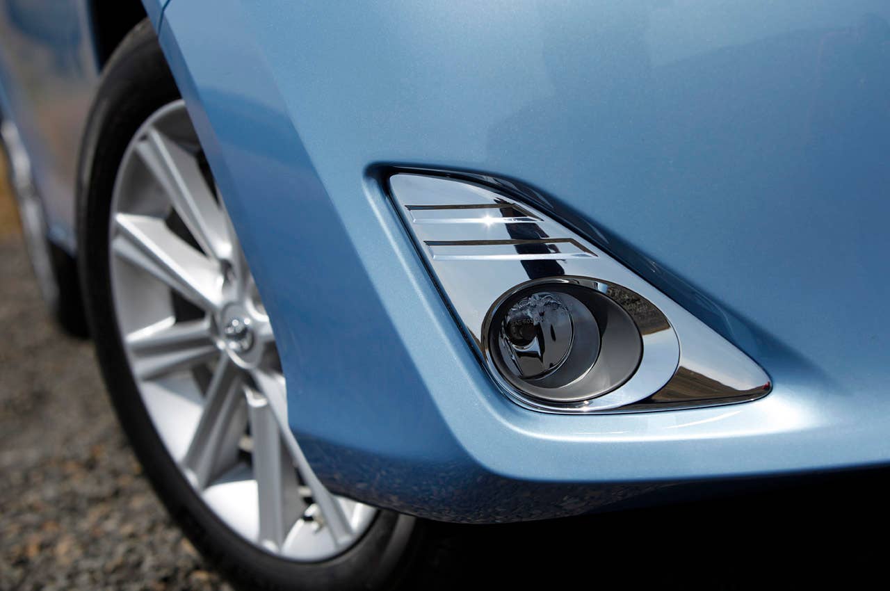 2012 Toyota Camry Hybrid fog light