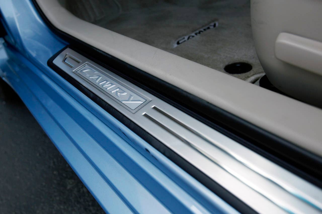 2012 Toyota Camry Hybrid sill plate