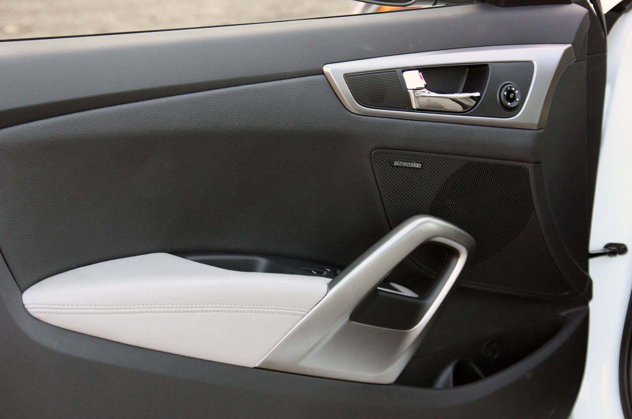 2012 Hyundai Veloster door