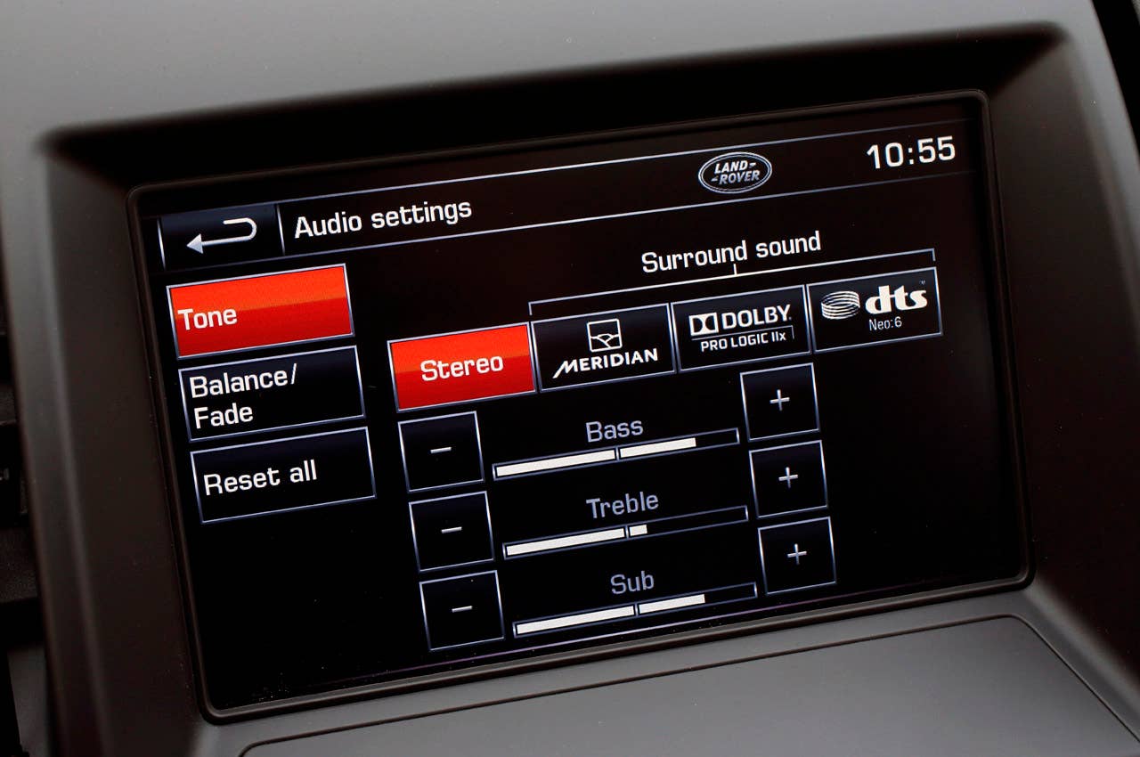 2013 Land Rover LR2 audio settings display