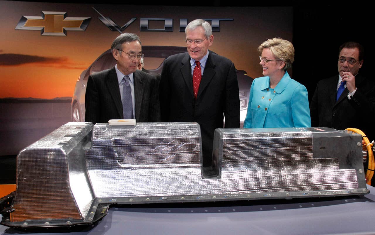 BROWNSTOWN TOWNSHIP, MI  -  JANUARY 07:  U.S. Secretary of Energy Steven Cho (L), General Motors Chairman and CEO Ed Whitacre (C), and Michigan Governor Jennifer Granholm pose with the first battery pack for the General Motors Chevrolet Volt extended-range electric vehicle to come off the assembly line January 7, 2010 in Brownstown Township, Michigan.  GM is the first major automaker to manufacture an advanced lithium-ion battery pack in the U.S. Image by Bill Pugliano/Getty Images.