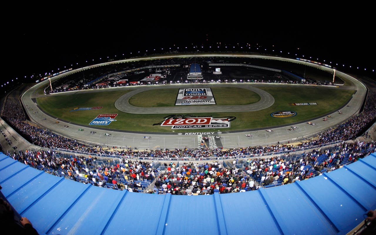 SPARTA, KY - SEPTEMBER 04:  Cars race along the front stretch during the IndyCar Series Kentucky Indy 300 on September 4, 2010 in Sparta, Kentucky.  (Photo by Chris Graythen/Getty Images)
