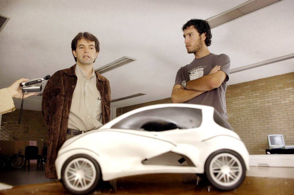Mariano Garcia and Gerardo Arzate unveil the multifunctional ecologic vehicle developed at the UNAM