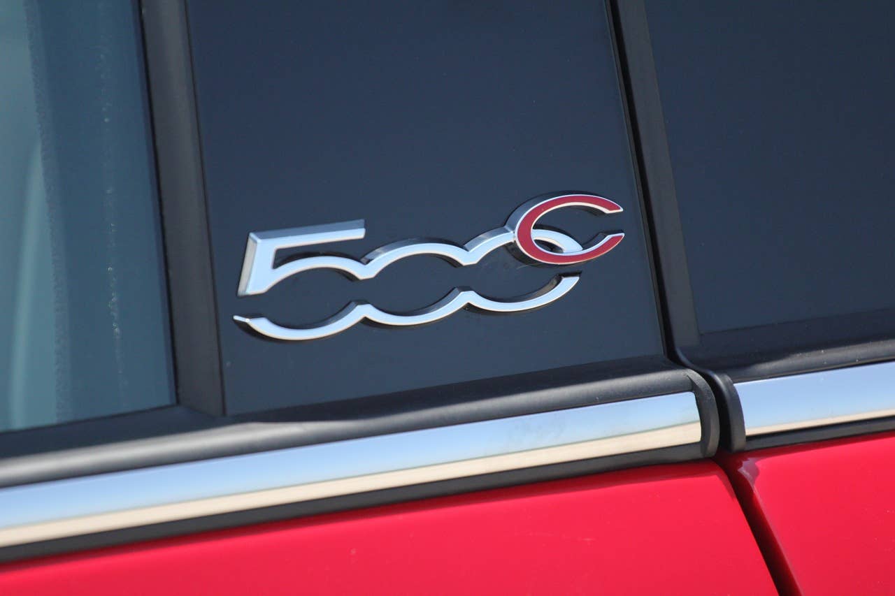 2012 Fiat 500C badge