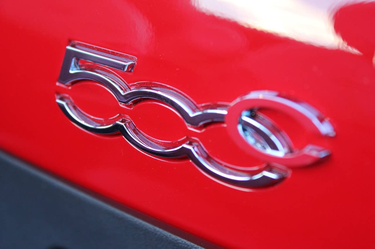 2012 Fiat 500C badge