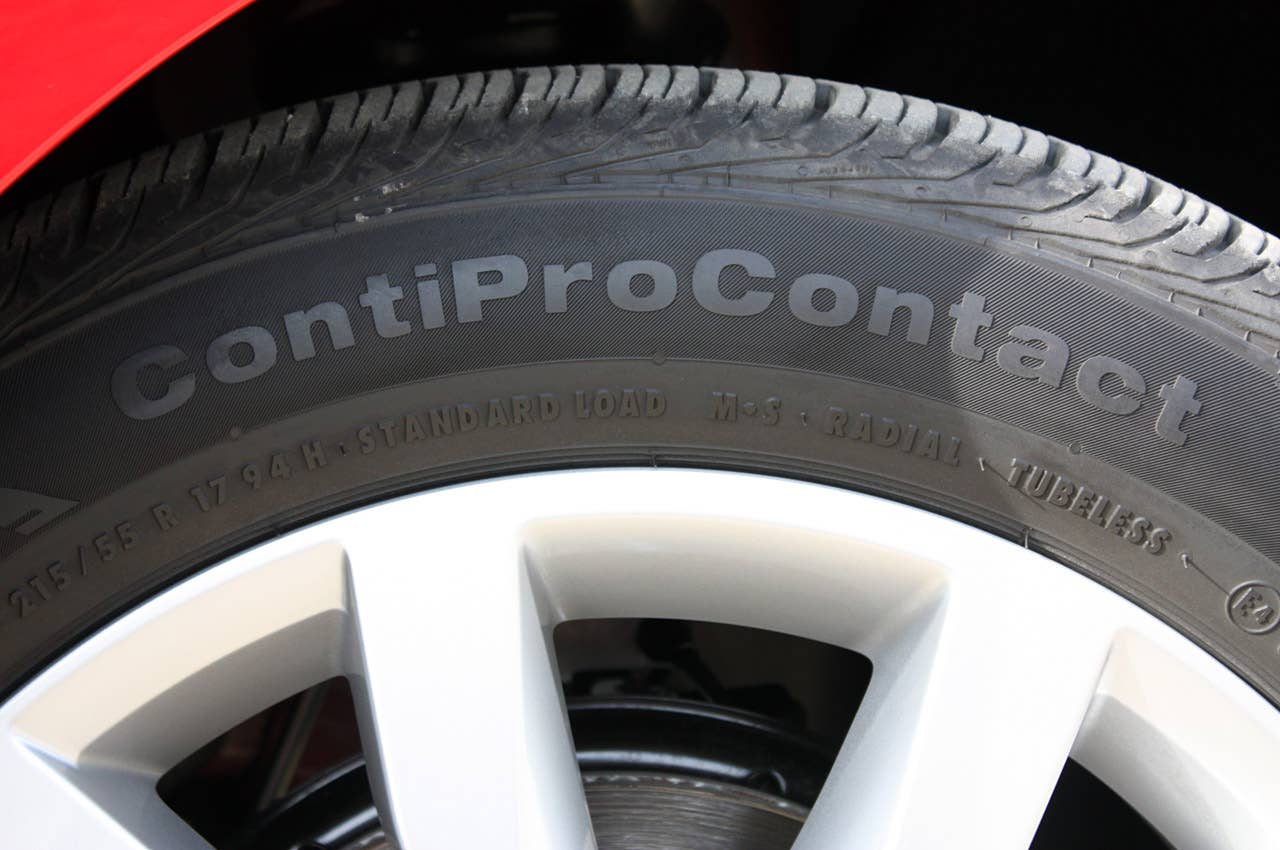 2013 Volkswagen Beetle TDI Convertible tire