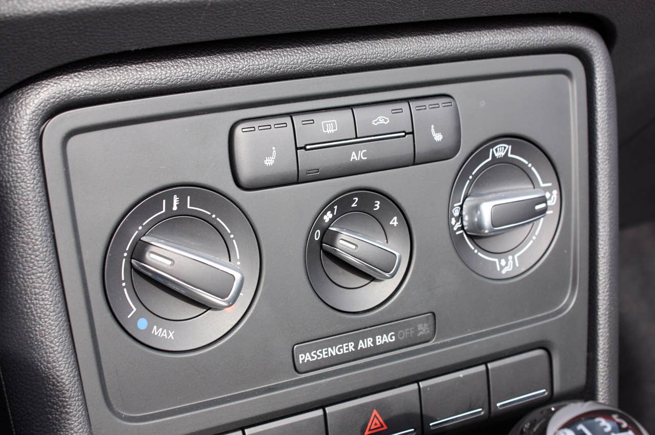 2013 Volkswagen Beetle TDI Convertible climate controls
