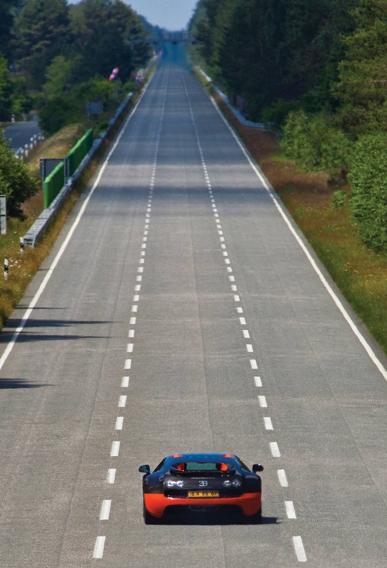 26.06.2010 Bugatti Super Sport, Guinnessbucheintag mit 430 km/h Ehra Lessien/Wolfsburg Foto   Bugatti / Jens Koch Pressefoto fuer Redaktionelle Nutzung ist Frei Tel.: +49.(0)178.8517610 email: info@kochfoto.de web:   www.kochfoto.de Bankverbindung: Stadtsparkasse Koeln BLZ.:         370 501 98 Konto:       26 23 39 57