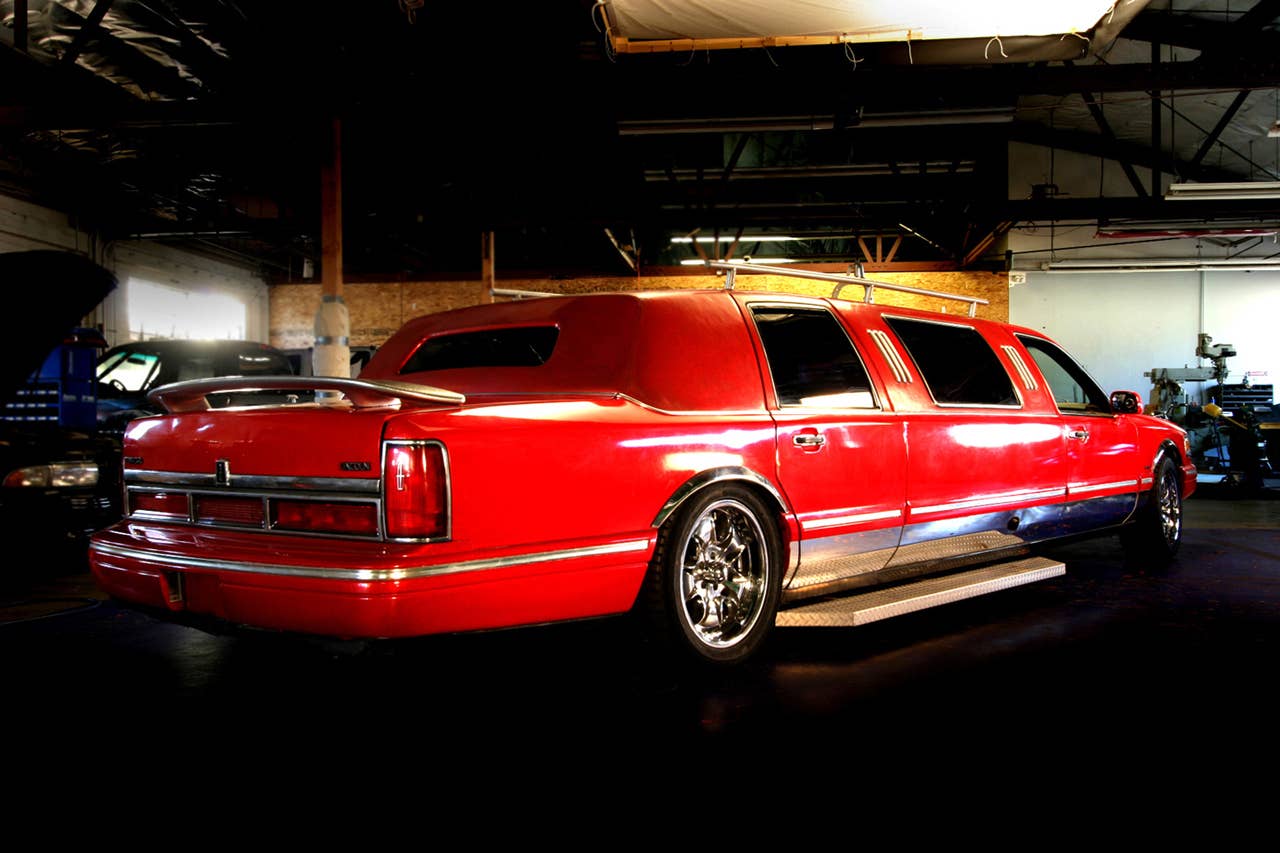 Lot 71 - 1996 LINCOLN   TOWNCAR CUSTOM "FIRE TRUCK LIMO"