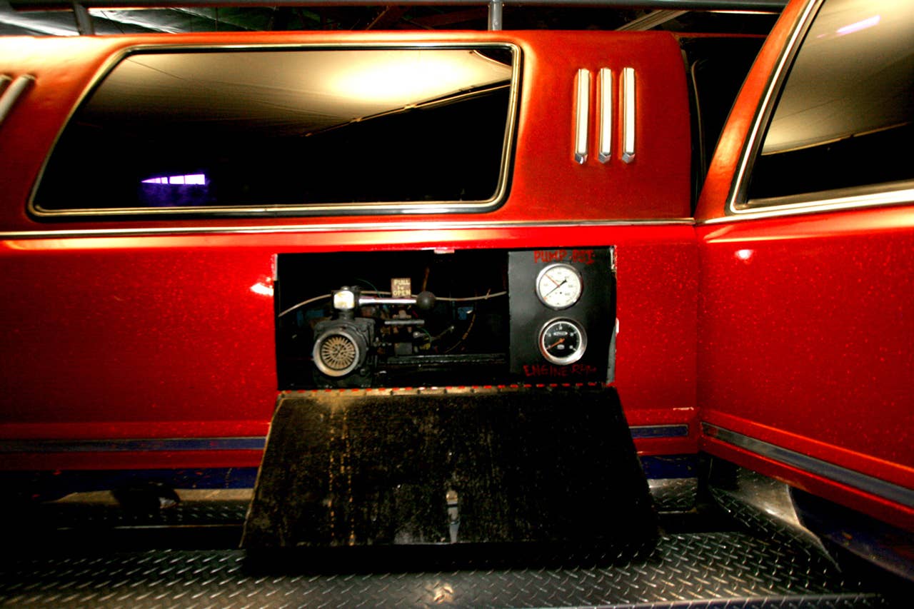 Lot 71 - 1996 LINCOLN   TOWNCAR CUSTOM "FIRE TRUCK LIMO"