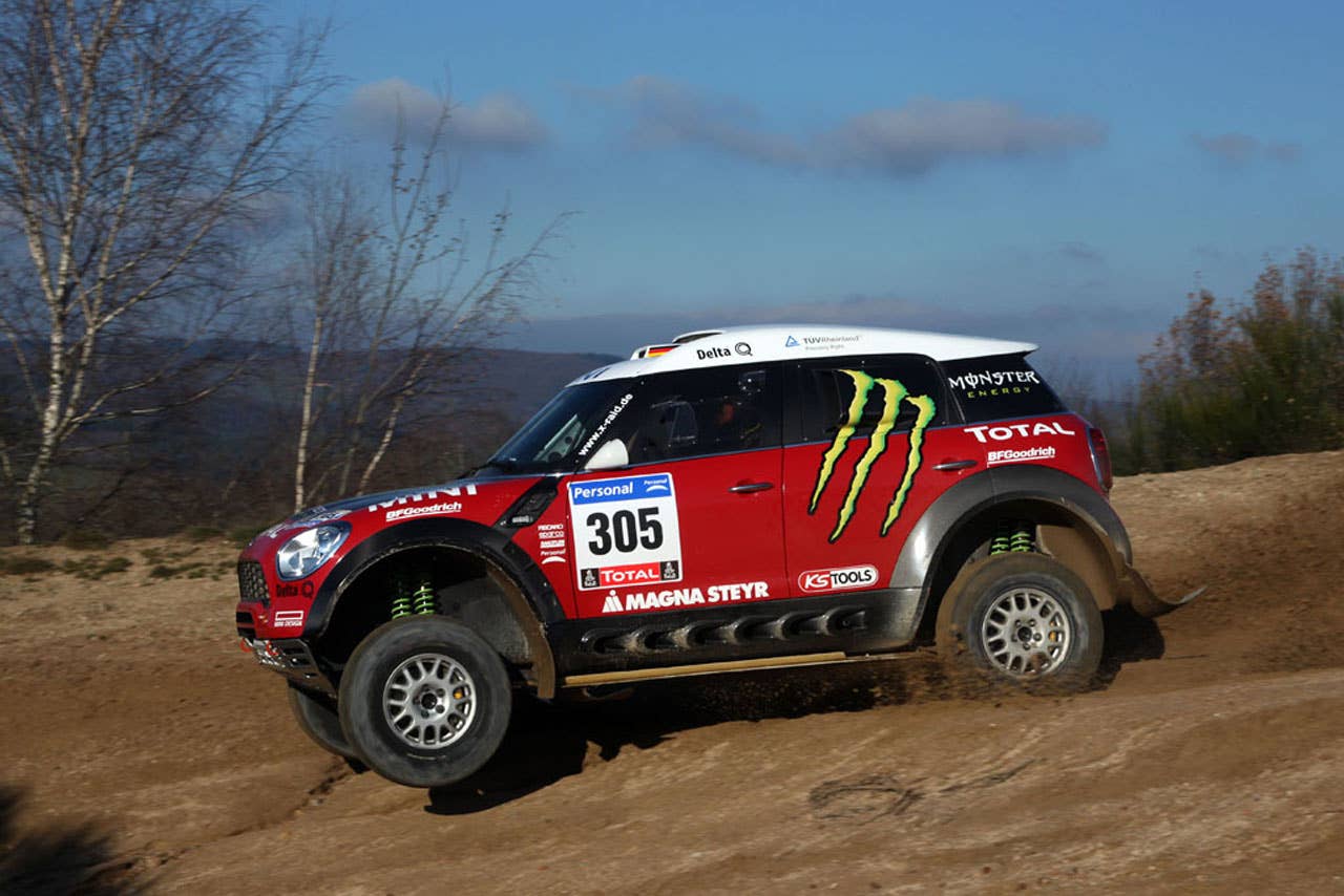Guerlian Chicherit (FRA) und Co-Driver Michel Perin (FRA) im MINI Dakar, Test in Le Creusot/ FRA, 13.12.2010