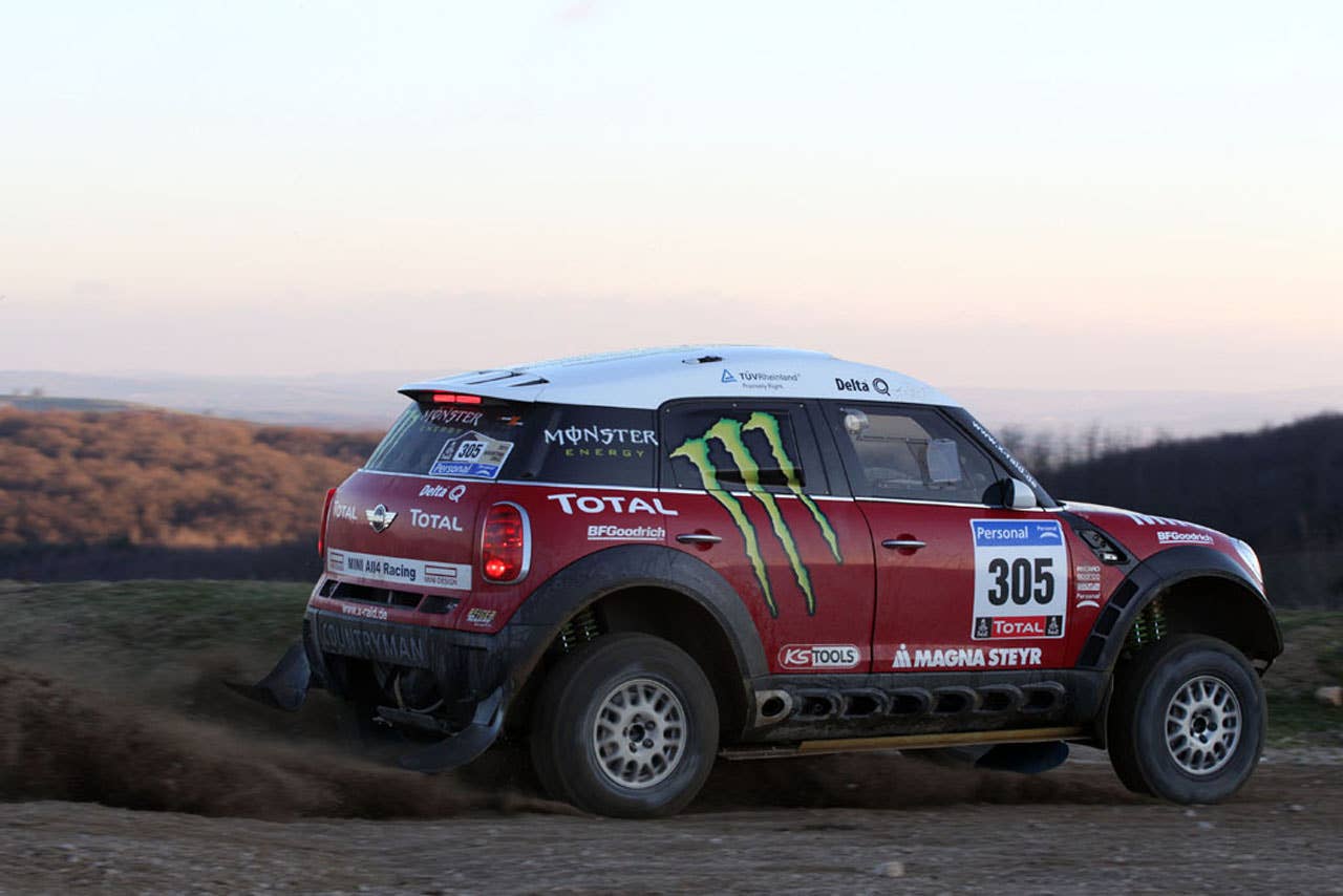 Guerlian Chicherit (FRA) und Co-Driver Michel Perin (FRA) im MINI Dakar, Test in Le Creusot/ FRA, 13.12.2010