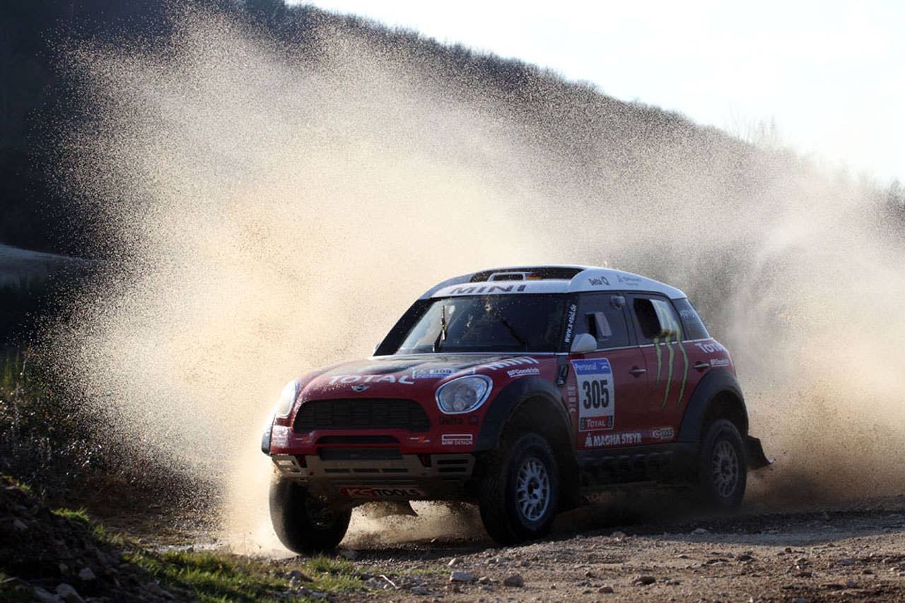 Guerlian Chicherit (FRA) und Co-Driver Michel Perin (FRA) im MINI Dakar, Test in Le Creusot/ FRA, 13.12.2010